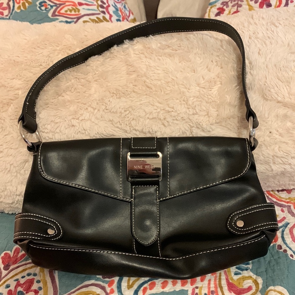Nine West adorable black handbag with snap closure…perfect for any time of year.